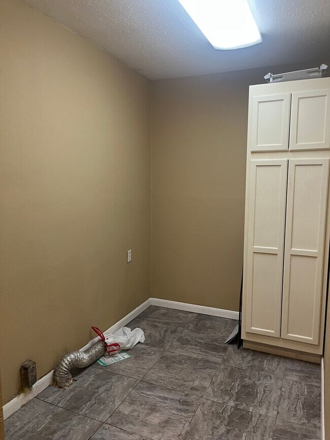 Building Photo - Convenient Jacksonville Location