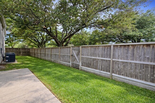 Building Photo - 2126 Banks St