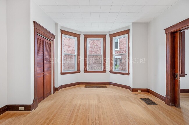 Building Photo - 3158 Montana Ave