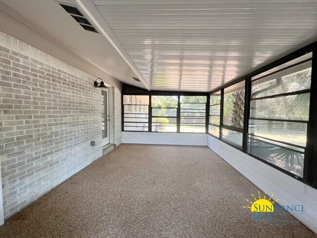 Building Photo - Centrally located and renovated Fort Walto...