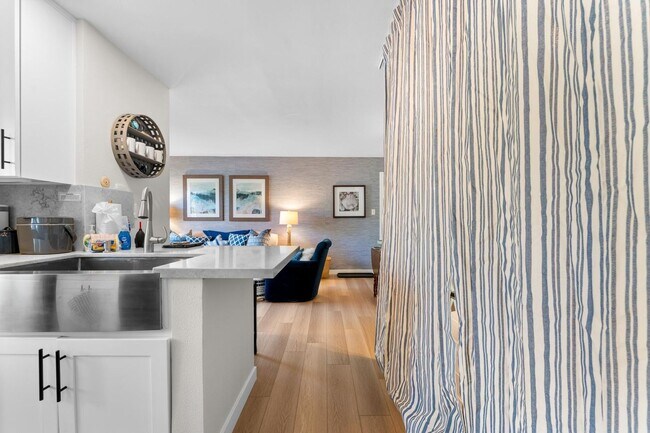 Building Photo - Beautifully Updated & Furnished 1 Bedroom in Lake Front Complex!