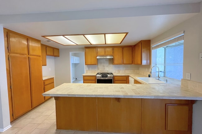 Building Photo - 4 Bed/2 Bath | Plus Office/Den | Single St...