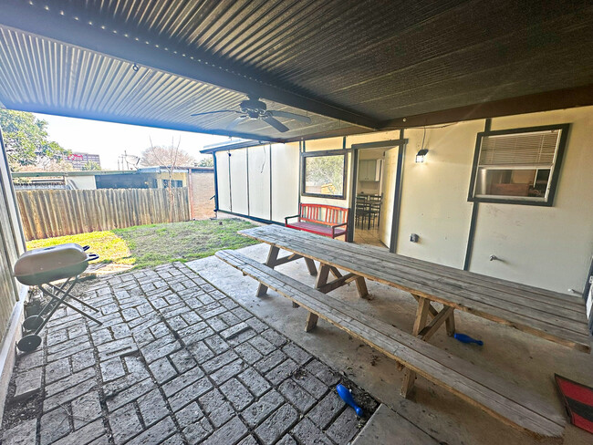 Building Photo - 4013 Burning Tree Dr