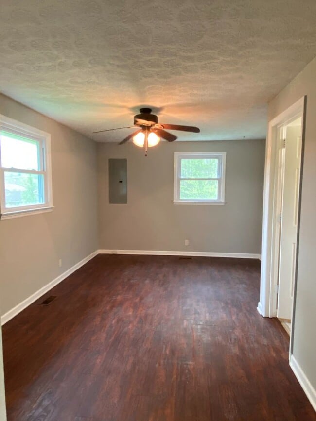 Building Photo - Spacious 3 Bedrooms Located in Hermitage /...