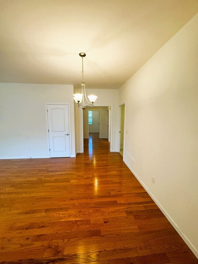 Building Photo - Comfortable One Level  Living