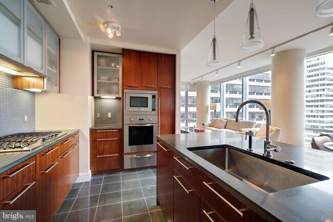 Building Photo - 1414 S Penn Square