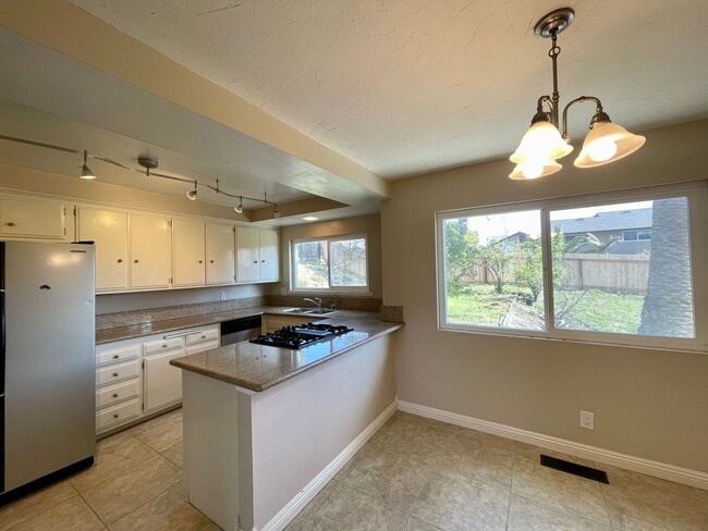 Building Photo - Beautiful 4B/2.5BA House in Oceanside w/ Attached Garage & W/D!