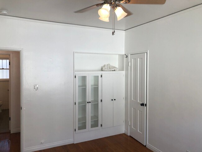 Building Photo - ******* BEAUTIFUL FRENCH NORMANDY STYLE 2BR APARTMENT *******