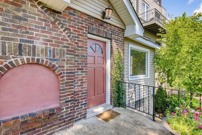 Building Photo - Charming Brick Cottage near Vanderbilt