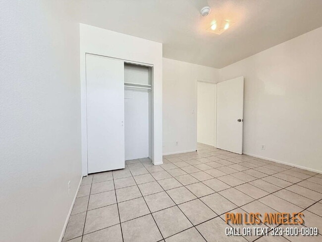 Building Photo - 943 W 68th St