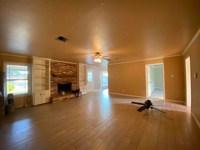 Building Photo - 6 Bedroom - 3 Bath in Harker Heights