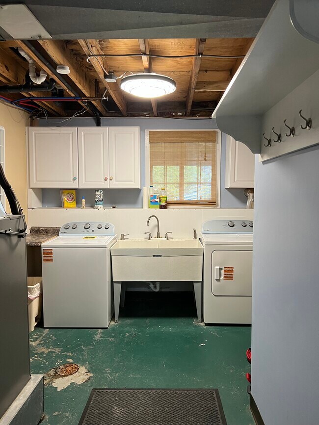 Building Photo - 305 Dolores Cir