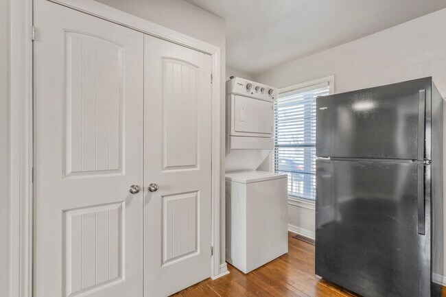 Building Photo - Live/work One Bedroom with Study in Plaza ...