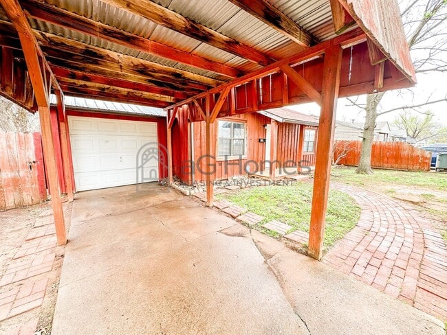 Building Photo - 2212 Doris Ave