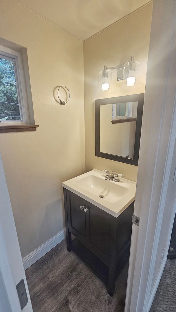 Building Photo - Mercer Island gem - 4 BD 2.5 Ba in Beautiful Mercer Island with new heat pump installed