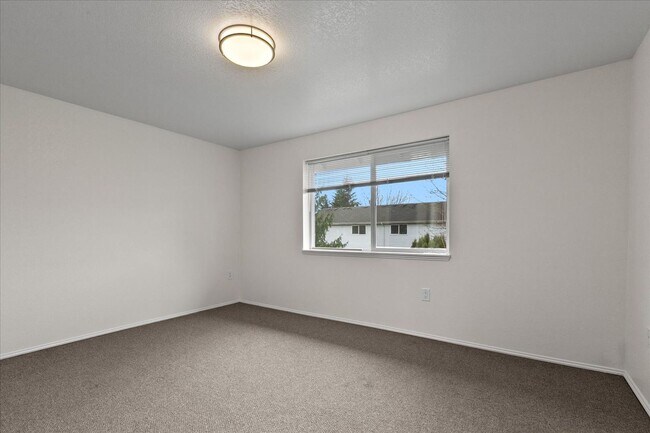 Building Photo - Monroe End Unit Townhome Unit A