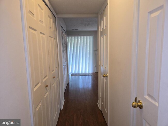 Building Photo - 206 Park Brook Ct