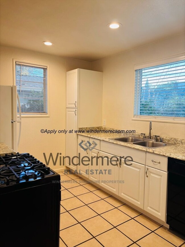 Building Photo - 2 bed/1 bath duplex in prime location! Wat...