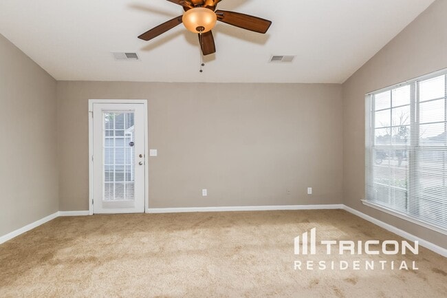 Building Photo - 429 Legend Oaks Dr