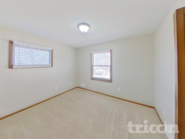 Building Photo - 3301 Skyview Dr