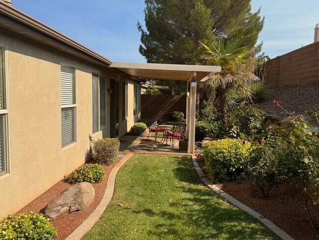Building Photo - 3-Bed, 2-Bath Standalone Home with 2 Car G...