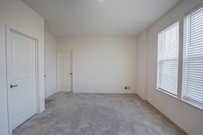 Building Photo - 2945 Showplace Dr