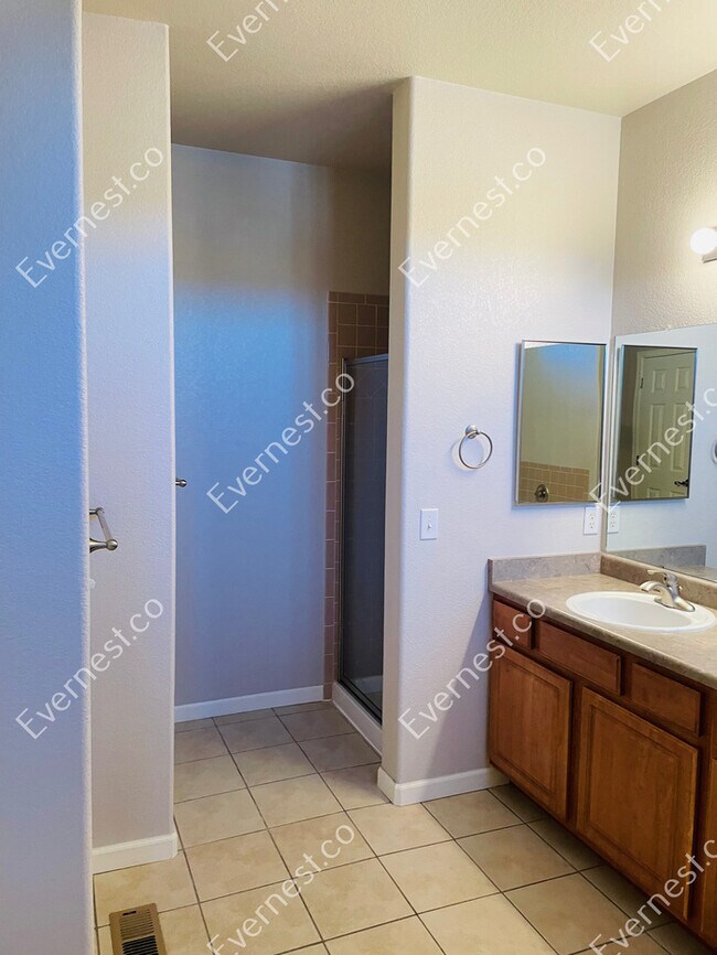 Building Photo - 3-Bed/2.5-Bath/