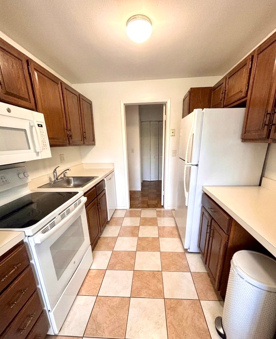 Building Photo - 155 Brewster St