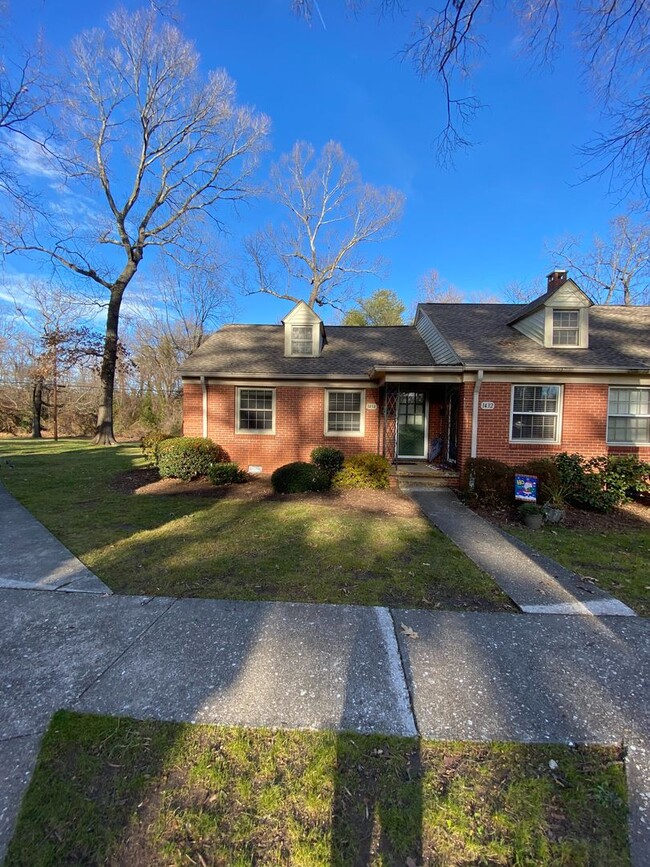 Building Photo - 2 BR convenient to Grimsley HS and Midtown