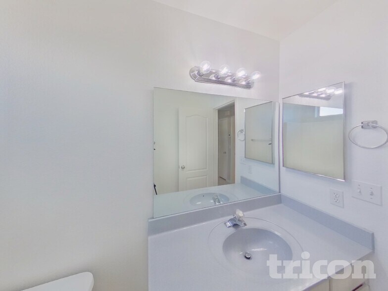 Building Photo - 1406 W Emerald Ave