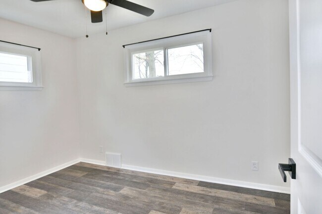 Building Photo - House for RENT in Girard!