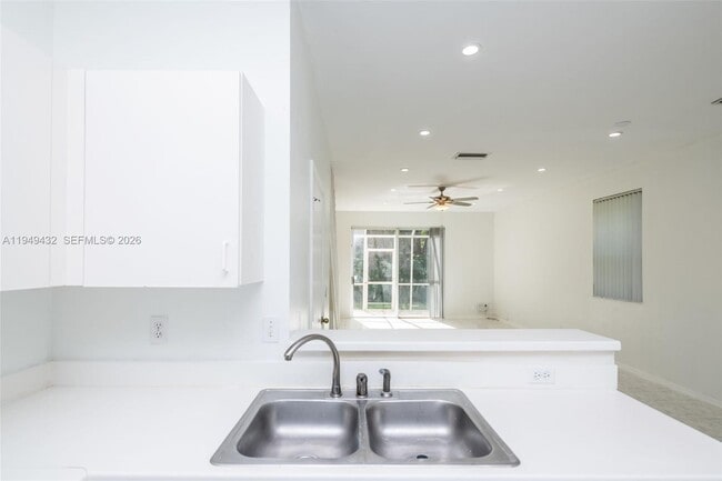 Building Photo - 1911 Madeira Dr