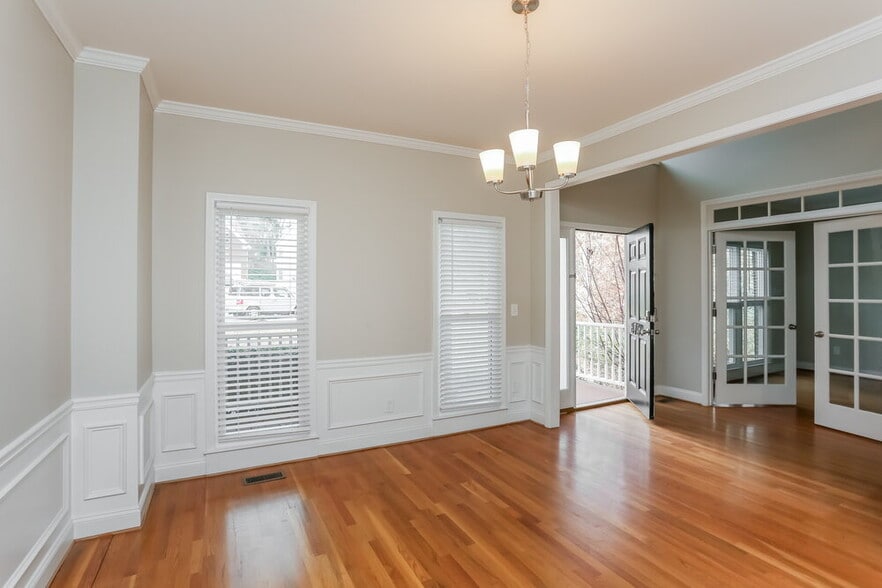 Building Photo - 870 Yankton Dr SW