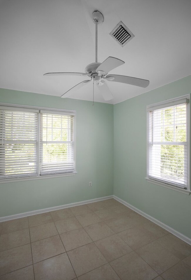 Building Photo - 2 Bedroom 1 Bathroom Golf Club Townhouse 1 year rental