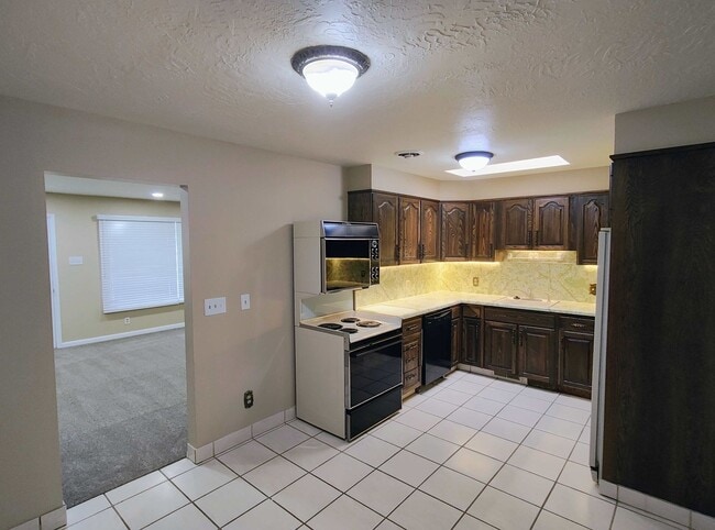 Building Photo - 3 Bd 2 Bath Over 2500 sq ft in Sandy