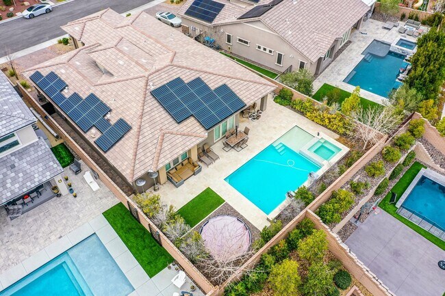 Building Photo - Stunning 5Bed/4.5 Bath home located in a prestigious guard gated community of Reverence in Summerlin