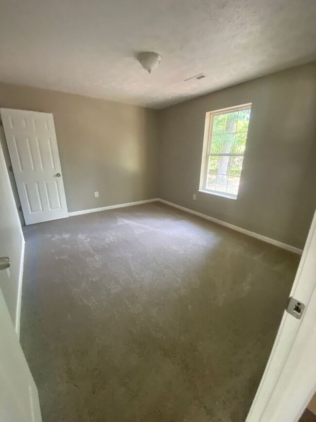 Building Photo - 3 bedroom 2 bath home