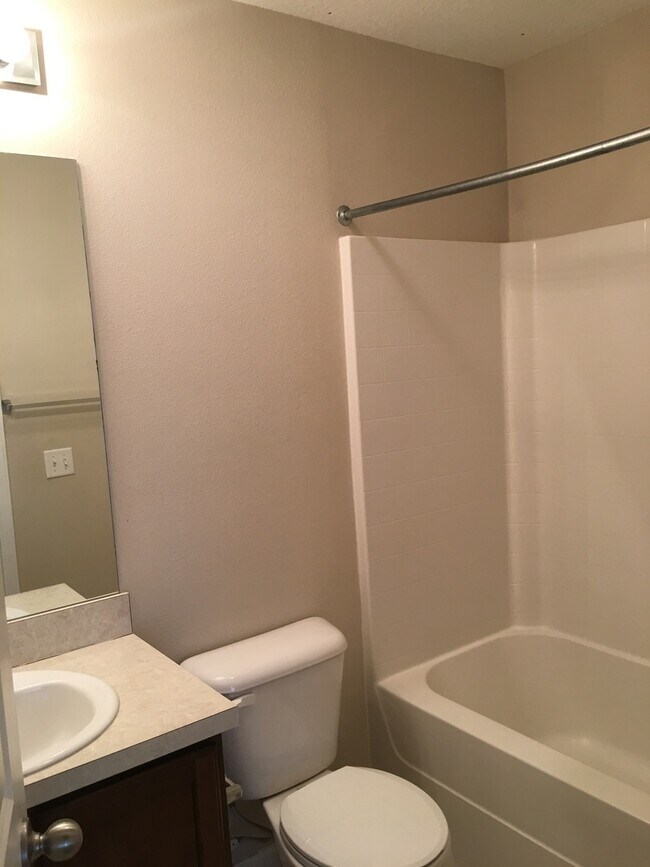 Building Photo - Townhome Available in Richmond Hill City Limits!