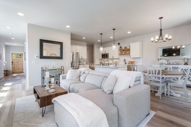 Building Photo - Luxurious 4 Bed/3.5 Bath Residence - Your ...