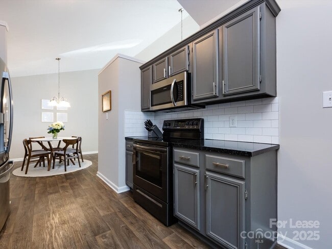 Building Photo - 7731 Ivy Hollow Dr