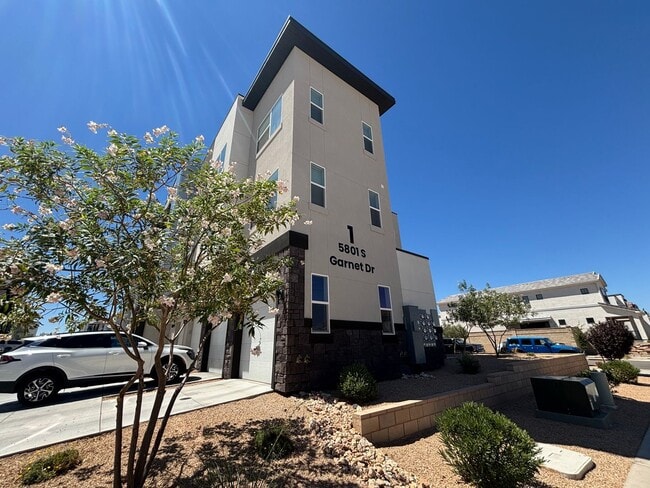 Primary Photo - 1 BEDROOM APARTMENT FOR RENT IN DESERT COLOR!