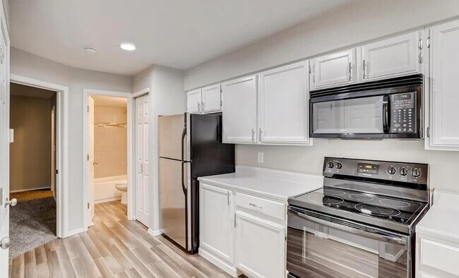 Building Photo - 932 S Dearborn Way