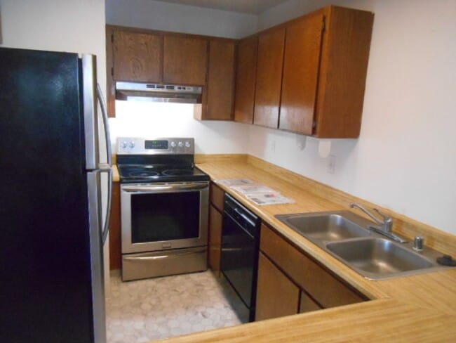 Building Photo - 2 Bed/2 Bath Condo w/Detached 1 Car Garage...