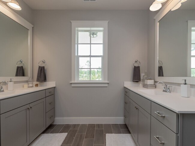 Building Photo - WOW!! One of the best Locations in one of the most desired neighborhoods