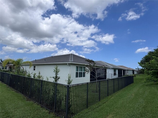 Building Photo - 12780 SW Clear Water Way