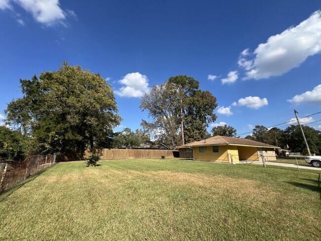 Building Photo - 8823 Cefalu Dr