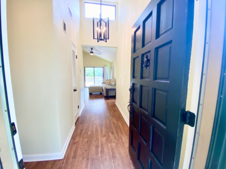 Building Photo - 82 N Court Villa Dr