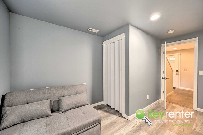 Building Photo - Beautifully Renovated 3 Bed Townhome in Prime North Seattle Location