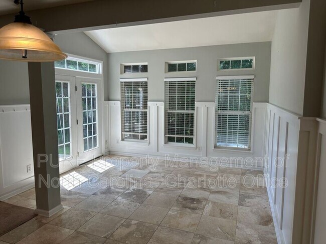 Building Photo - 6033 Queens Walk Ct
