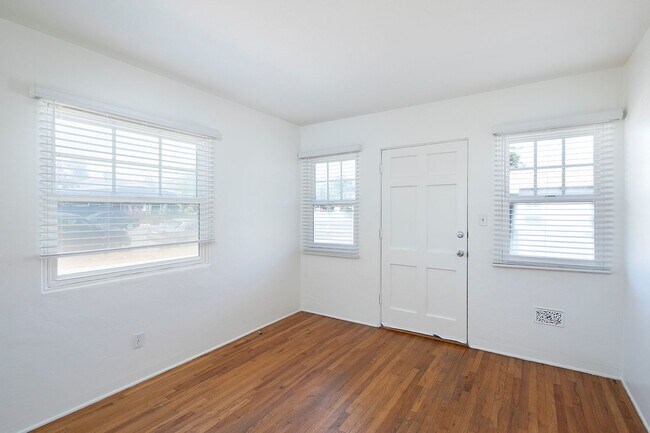 Building Photo - Pacific Beach: 1 Bedroom w/ Remodeled Kitc...